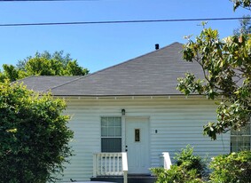 2106 Avenue M, Unit Apt 2 in Huntsville, TX - Building Photo