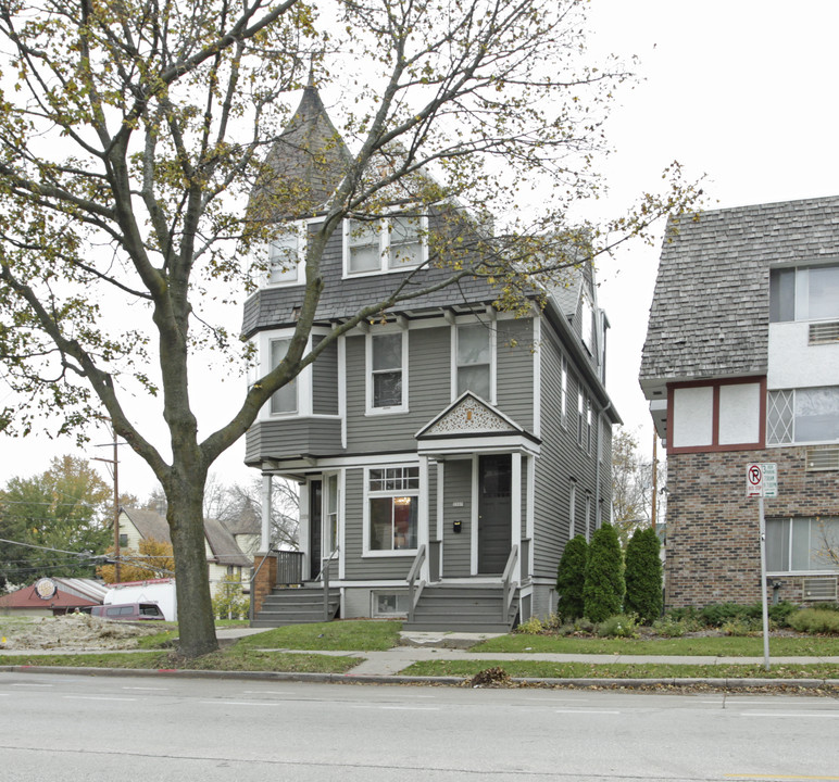 2505 N Oakland Ave in Milwaukee, WI - Foto de edificio