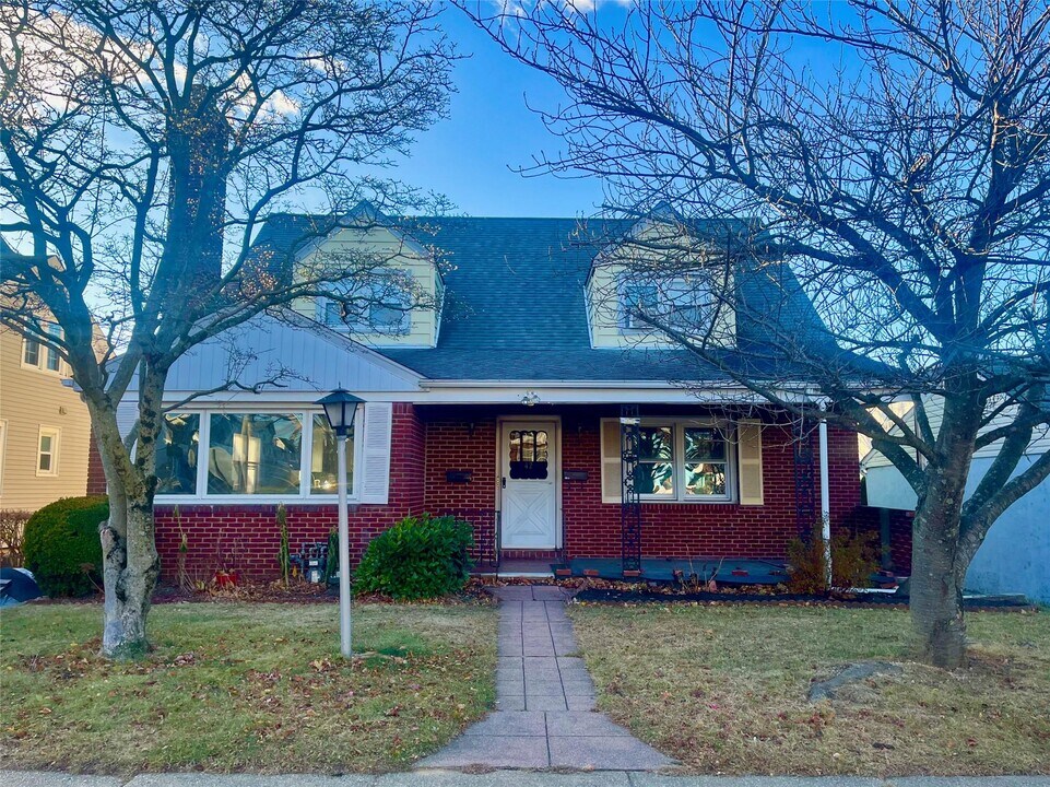 42 Wolfle St in Glen Cove, NY - Foto de edificio