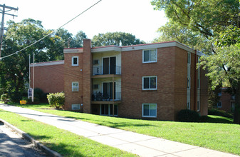 3737 Hubbard Ave. N- Windsor Court in Robbinsdale, MN - Building Photo - Building Photo