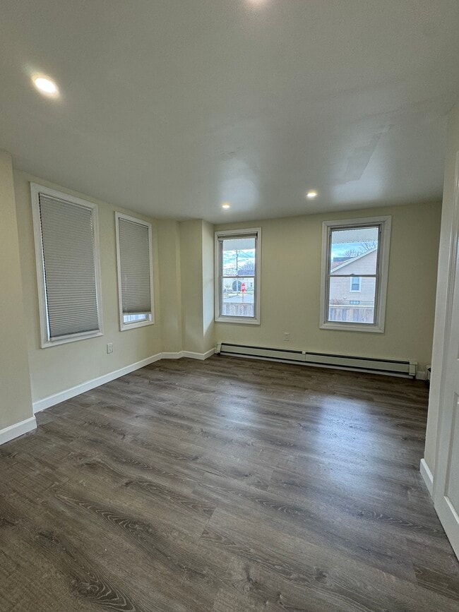 203 N 8th St, Unit 1 in Lindenhurst, NY - Building Photo - Building Photo