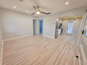 250 NE 42nd St in Oakland Park, FL - Building Photo - Building Photo