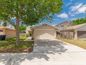 922 Sundance St in New Braunfels, TX - Building Photo - Building Photo