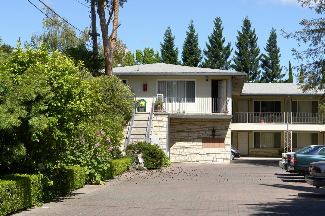 1020 Florence Ln in Menlo Park, CA - Building Photo