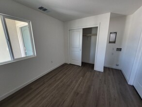 7319 Millers Pt Ln-Unit -7319 Millers Point Lane Unit B in Bakersfield, CA - Building Photo - Building Photo