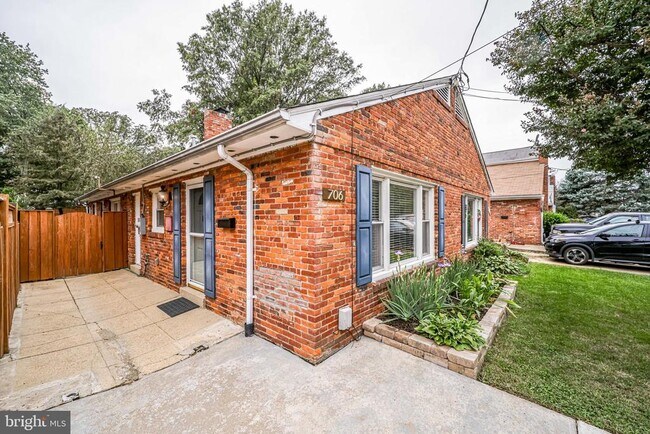 706 W Glebe Rd in Alexandria, VA - Building Photo - Building Photo