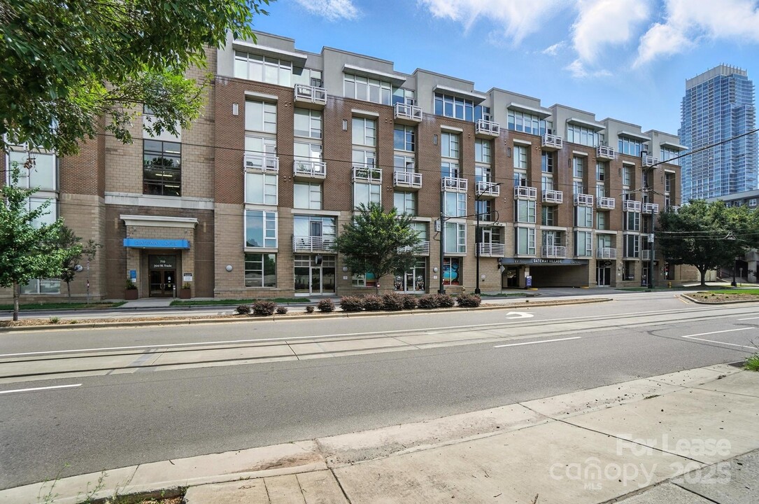 718 W Trade St in Charlotte, NC - Foto de edificio