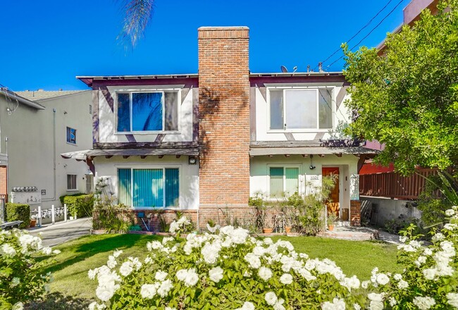 5324 Whitsett Ave-Unit -5326 Whitsett Ave in Los Angeles, CA - Building Photo - Building Photo
