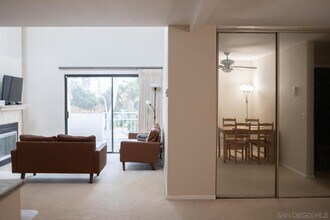 8308 Regents Rd, Unit 3A in San Diego, CA - Building Photo - Building Photo