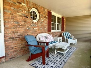 5 Bronze Ct in Huntington, NY - Building Photo - Building Photo