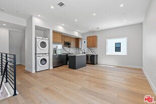 4714 W 17th St in Los Angeles, CA - Building Photo