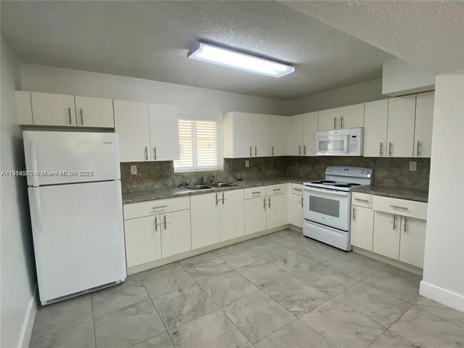 1650 W 44th Pl in Hialeah, FL - Building Photo - Building Photo
