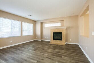 6632 N Jade Jaguar St in North Las Vegas, NV - Foto de edificio - Building Photo