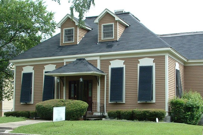 1055 Walnut St in Macon, GA - Building Photo - Building Photo