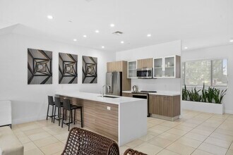 1034 NE 18th Ave, Unit 205 in Fort Lauderdale, FL - Foto de edificio - Building Photo