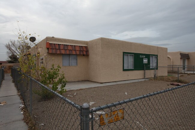 Charleston Heights in Las Vegas, NV - Building Photo - Building Photo