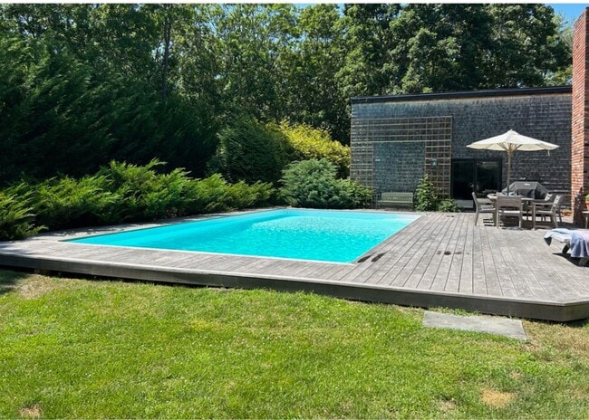 5 Southwood Ln in Quogue, NY - Building Photo - Building Photo