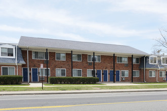 Cambridge Garden Apartments in Amityville, NY - Building Photo - Building Photo