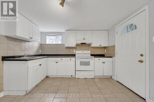 55 Moore St in Brampton, ON - Building Photo