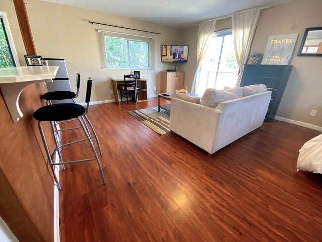 property at 713 N Mansfield Ave