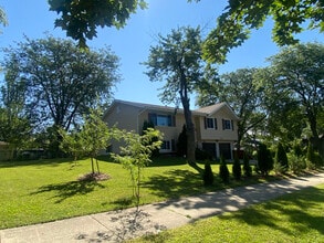 709 S Salem Dr in Schaumburg, IL - Building Photo - Building Photo