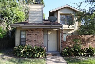 200 Pecan Dr in League City, TX - Building Photo