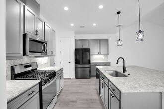 207 Hang Loose Wy in Daytona Beach, FL - Foto de edificio - Building Photo