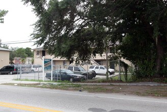 2224 E 131st Ave in Tampa, FL - Foto de edificio - Building Photo