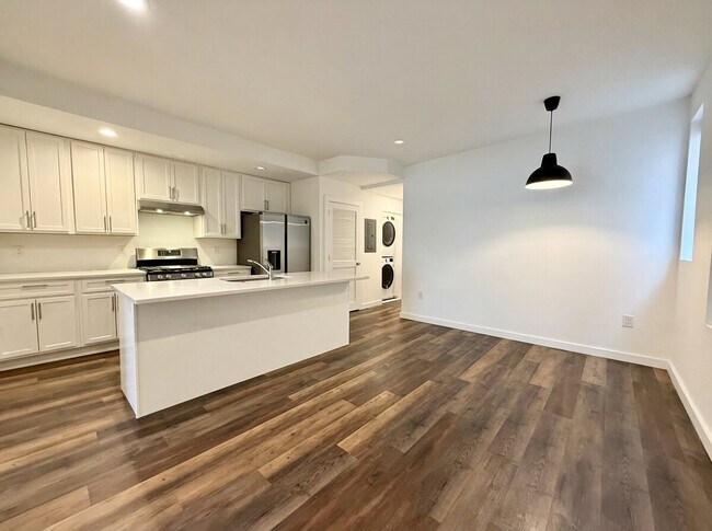 451 Green Ln in Philadelphia, PA - Building Photo - Building Photo