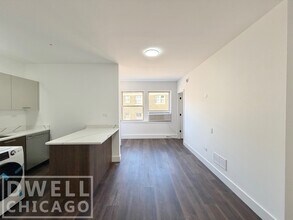 5634 N Clark St, Unit 310 in Chicago, IL - Building Photo - Building Photo