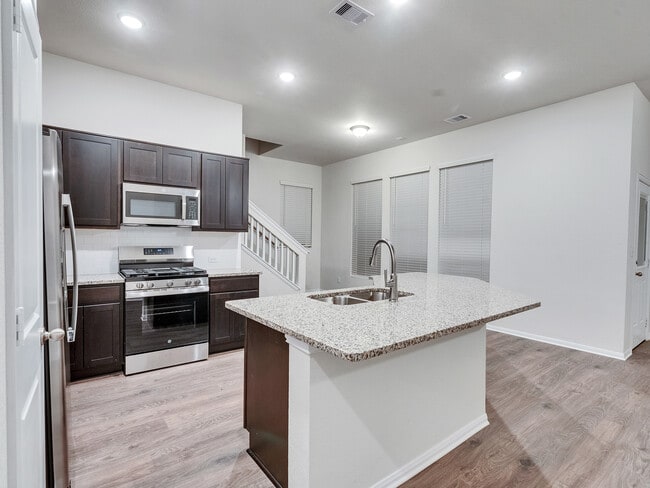 405 Magnolia Ln in Lake Jackson, TX - Building Photo - Building Photo