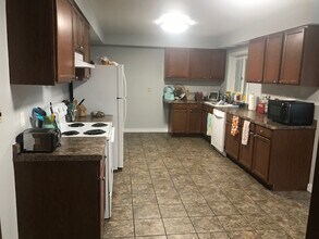 830 E College St, Unit A in Iowa City, IA - Building Photo - Building Photo