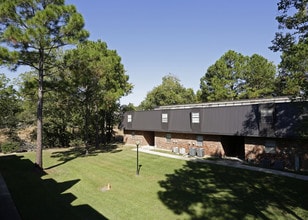 Hampton Court Apartments in Baton Rouge, LA - Building Photo - Building Photo