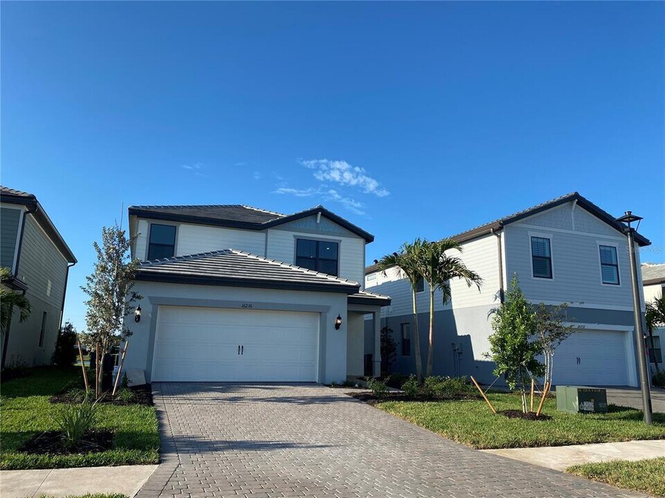 16236 Pine Mist Dr in Lakewood Ranch, FL - Building Photo