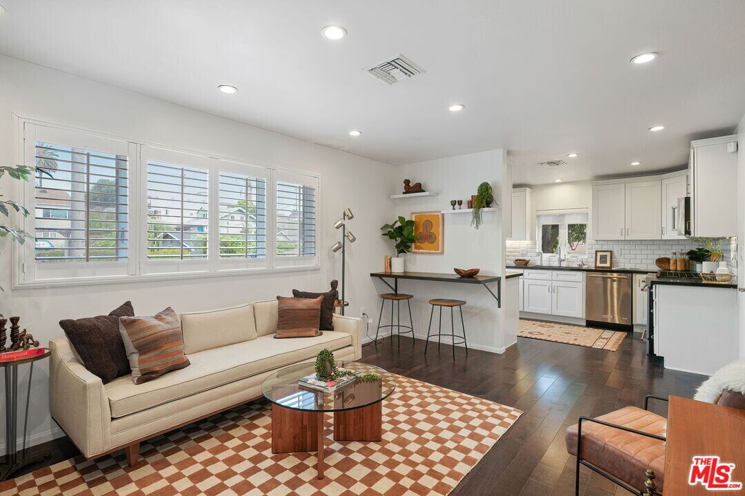 614 Rosemont Ave in Los Angeles, CA - Building Photo