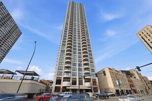 2020 N Lincoln Park W in Chicago, IL - Building Photo