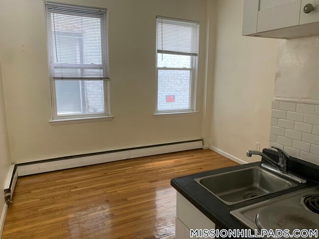 51 S Huntington Ave, Unit 103 in Boston, MA - Building Photo - Building Photo
