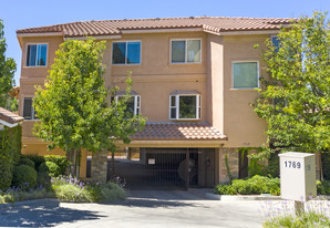 6 Townhouse Units in Prime Thousand Oaks Apartments