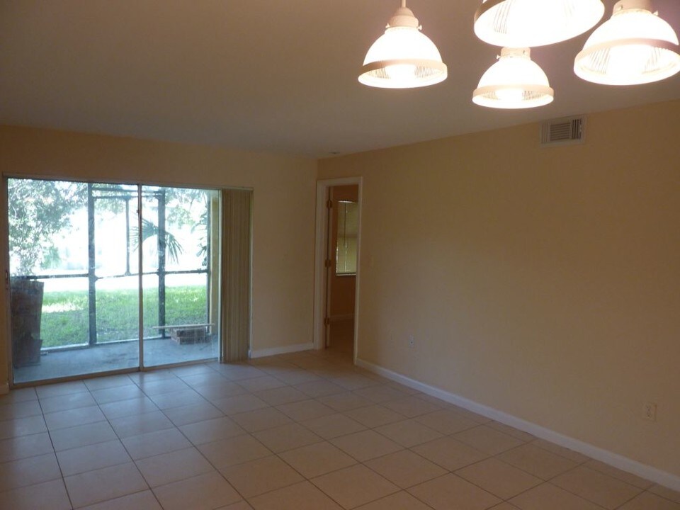 2571 NW 56th Ave in Lauderhill, FL - Building Photo