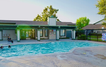 23232 Orange Ave, Unit 2 in Lake Forest, CA - Building Photo - Building Photo