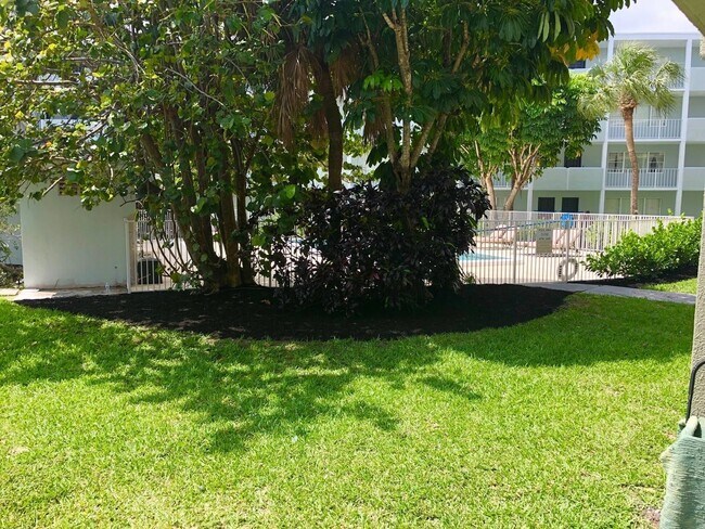 2700 Vandiver Dr-Unit -6d in West Palm Beach, FL - Building Photo - Building Photo
