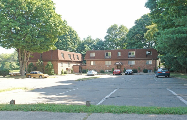 826 Pine St in Bristol, CT - Foto de edificio - Building Photo