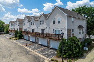 Insignia Court in Palatine, IL - Building Photo - Building Photo