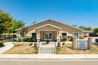 Valley View Village in Selma, CA - Foto de edificio - Building Photo