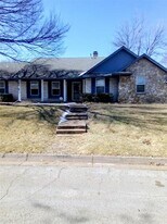 2800 Hedgeway Dr in Arlington, TX - Building Photo