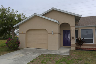 4607 SW Santa Barbara Pl in Cape Coral, FL - Building Photo - Building Photo