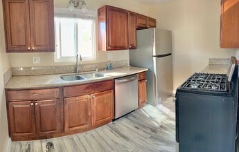 1685 Donax Ave in San Diego, CA - Building Photo - Building Photo