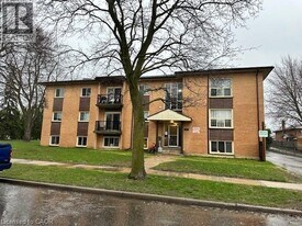 85 Confederation Dr in Kitchener, ON - Building Photo