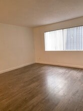 Swan Court Apartments in North Hollywood, CA - Building Photo - Building Photo