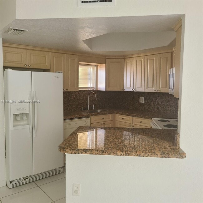 8245 Lake Dr in Doral, FL - Building Photo - Building Photo